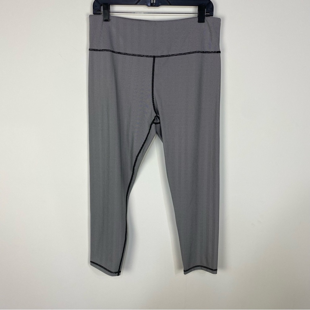 Zyia Zig Zag Striped Geometric High Waisted Cropped Leggings Workout Running